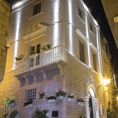 לינה וארוחת בוקר Borgobeltrani 4*
